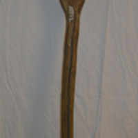SLM 20999 - Tvåhornad högaffel av trä, gjord i ett stycke, från Bondängen i Kärnbo socken