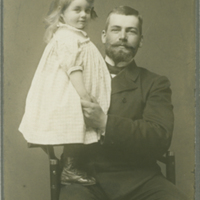 SLM P11-5962 - Foto Sjökapten Erik Indebetou (1870-1951) med dottern Kate 2 år (1901-1971)