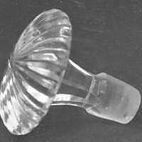 SLM 24078 - Karaffpropp av glas, svampformad blomma med slipning