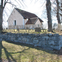 SLM D10-338 - Bergshammar kyrka, kyrkomiljön, östra och norra fasder med bogårdsmur och trädkrans i förgrunden