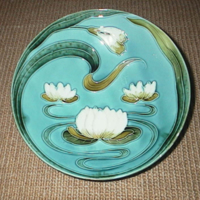 SLM 10865 - Glaserat keramikfat, jugendmotiv i blått och vitt, näckrosor