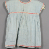 SLM 22440 - Barnförkläde av ljusblått bomullstyg, dekorerad med band