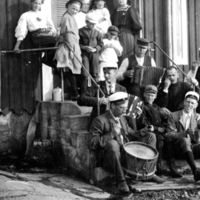 SLM P09-1281 - Musicerande sällskap på trappan till lotsvaktstugan, Hävringe