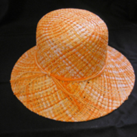 SLM 33327 - Orange och vit stråhatt, solhatt, prydd med tunna band