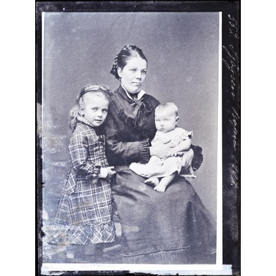 SLM X552_B-76 - Porträtt på fru Sjögren och två barn