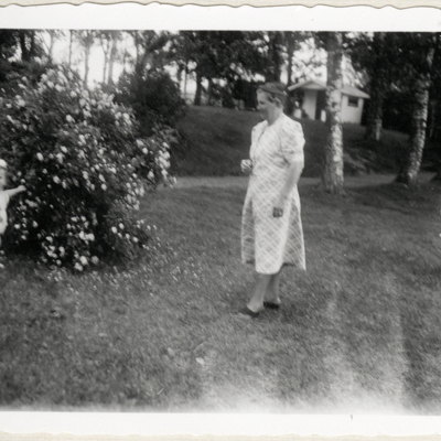 SLM P2016-0349 - Yvonne med mormor på 1940-talet