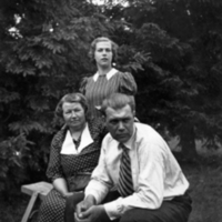 SLM P07-2515 - Viktor Brolin, metallarbetare vid Åkers Styckebruk, tillsammans med hustrun Margareta och dottern Mirja