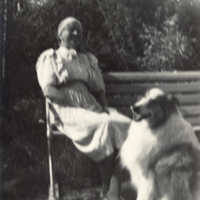 SLM P12-240 - Fröken Abelin med hunden, av vars hår hon tillverkade tröjor, Stjärnhov