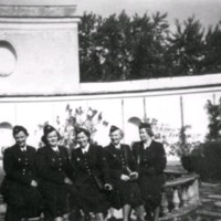 SLM M030189 - Fem kvinnor klädda i uniform