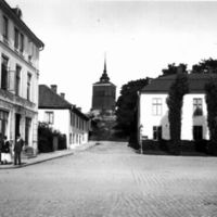 SLM X238-78 - Västra Klockstapeln sett från Slottsgatan i Nyköping, omkring 1920