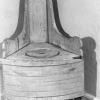 SLM 2699 - Nattstol, toalett av trä, från Åkers styckebruk