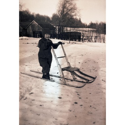 SLM X10-044 - Barn på en spark i vinterlandskap