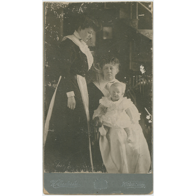 SLM M000554 - Helene, Ingeborg och Maud på Ökna omkring 1906