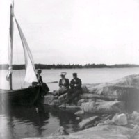 SLM RR89-98-2 - En man och två kvinnor vid en segelbåt i skärgården