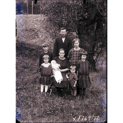SLM X1769-78 - En familj stående vid en sluttning