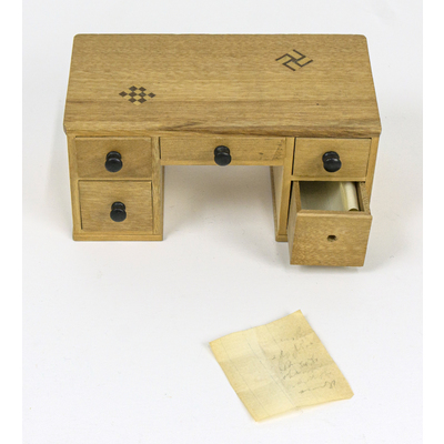 SLM 52940 - Dockskrivbord dekorerat med inläggningar, svastika och rutor, tidigt 1900-tal