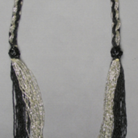 SLM 14107 2 - Halsband med folierade glaspärlor från 1920-talet