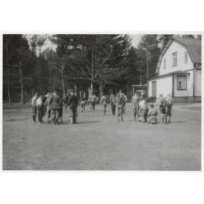 SLM P2020-0436 - Elever på Solbacka Läroverks skolgård, 1932