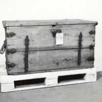SLM 13055 - Järnbeslagen kista daterad 1689, från Kårtorp, Ludgo socken
