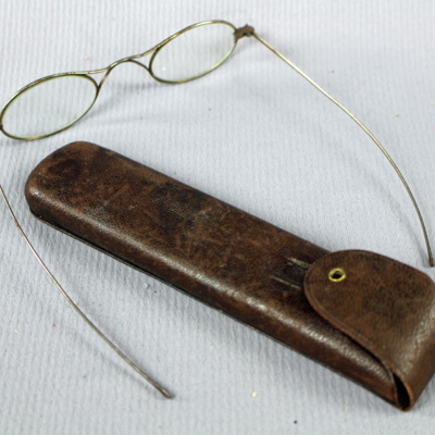 SLM 9987 1-2 - Glasögon med stålskalmar och ett tillhörande läderfodral