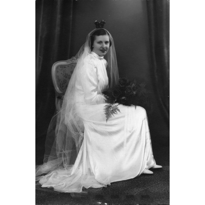 SLM P2021-0339 - Brudfoto, Ingrid Blom hemsydd i brudklänning 1939