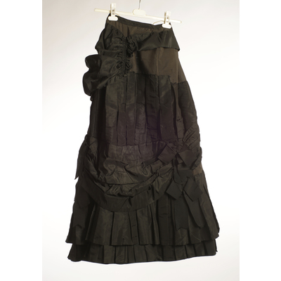 SLM 22005 - Kjol av svart sidenrips, draperad och veckad, 1880-tal