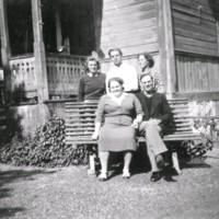 SLM M029904 - Familjeporträtt framför ett hus