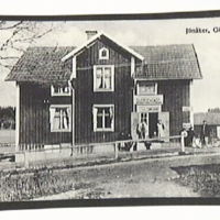 SLM R13-91-8 - Kalle i backen, huset uppfört 1918 vid dåvarande Riksettan, omkring år 1925