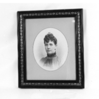 SLM 15031 - Inramat foto, kvinnoporträtt, 1800-talets senare del