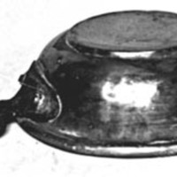 SLM 4061 - Skål av metall, med handtag format som en pilspets