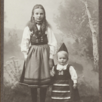 SLM P11-7069 - Margit och Barbro Floding i folkdräkt, Eskilstuna 1905