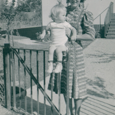 SLM P2015-633 - Karin Wohlin med sonen Rolf, troligen sommaren 1939