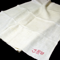 SLM 28574 - Handduk av linne märkt med rött, monogram, antal handdukar och tillverkningsår