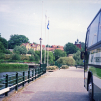 SLM S2013-57-21 - SLT turistbuss på Kvarnbron i Nyköping, 1988
