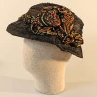 SLM 12415 5 - Hatt av svart fläta prydd med sidenband, 1910-tal
