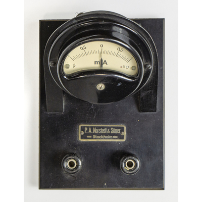 SLM 54333 - Amperemeter av bakelit, använd vid fysikundervisningen på Paulinska skolan, Strängnäs