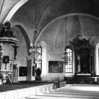 SLM M024525 - Kyrkan med altare, altargång och predikstol.