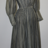 SLM 9813 - Klänning av svart bomull med tryckt mönster, ca 1910