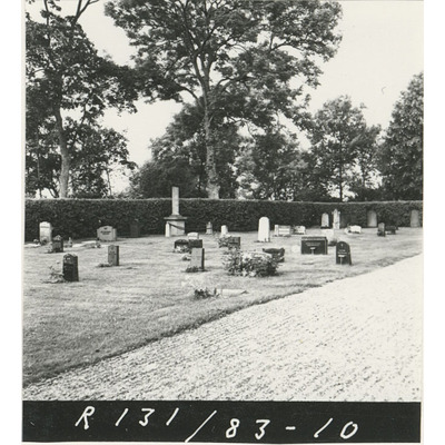 SLM R131-83-10 - Kyrkogården vid Blacksta kyrka, 1983