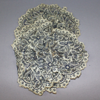 SLM 22059 - Hårklädsel med veckade rundlar av blå och vit spets på lärft