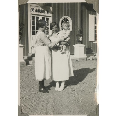 SLM P10-536 - Maja och Berit med Barbro på armen, Måstena