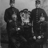 SLM P07-2353 - Fyra uniformsklädda herrar, till höger Johan Bergman (1886-1960)