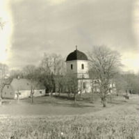 SLM A20-245 - Hyltinge kyrka och gamla fattighuset år 1960
