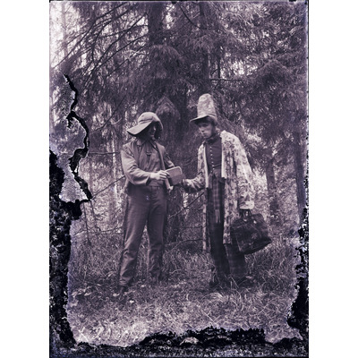 SLM X2020-78 - Två utklädda män i skogen