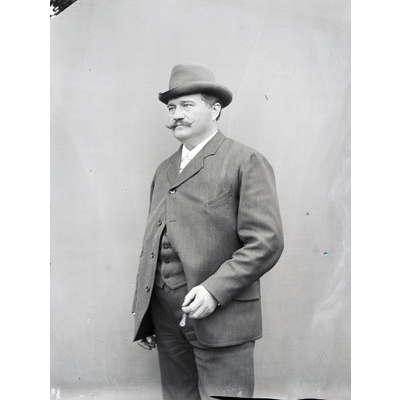 SLM Ö116 - Man med mustasch och cigarr, 1890-tal