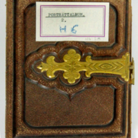 SLM 36473 - Fotoalbum, visitkort, ej namngivna unga flickor och en präst, 1870-tal
