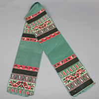 SLM 10428 3 - Halsduk av mönstervävt grönt siden med persiskt mönster