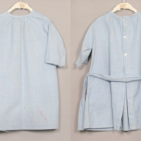 SLM 27453 - Flickklänning av blått tuskaftat bomullstyg