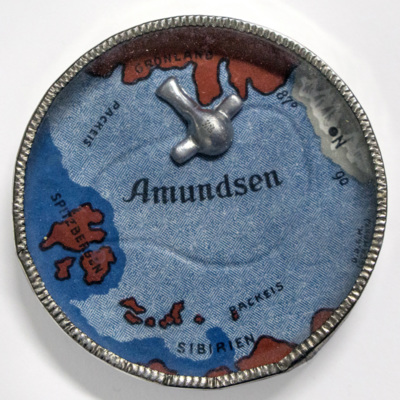 SLM 11956 11 - Tålamodsspel, Amundsens flygning över nordpolen