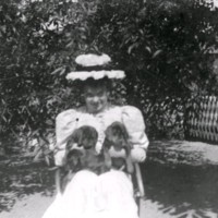 SLM M034063 - En kvinna med tre valpar i knät, 1899
